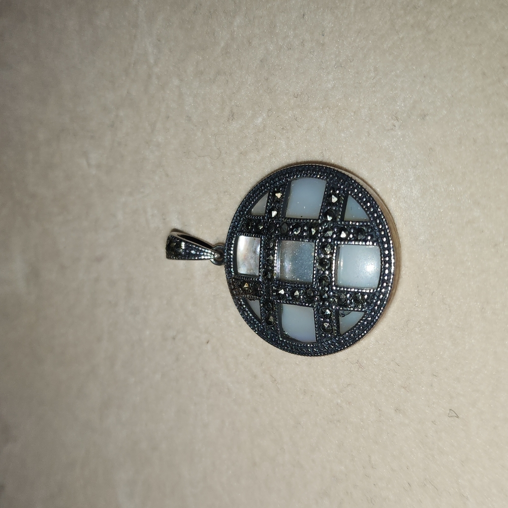 Mother of Pearl Round Pendant in Sterlin Silver